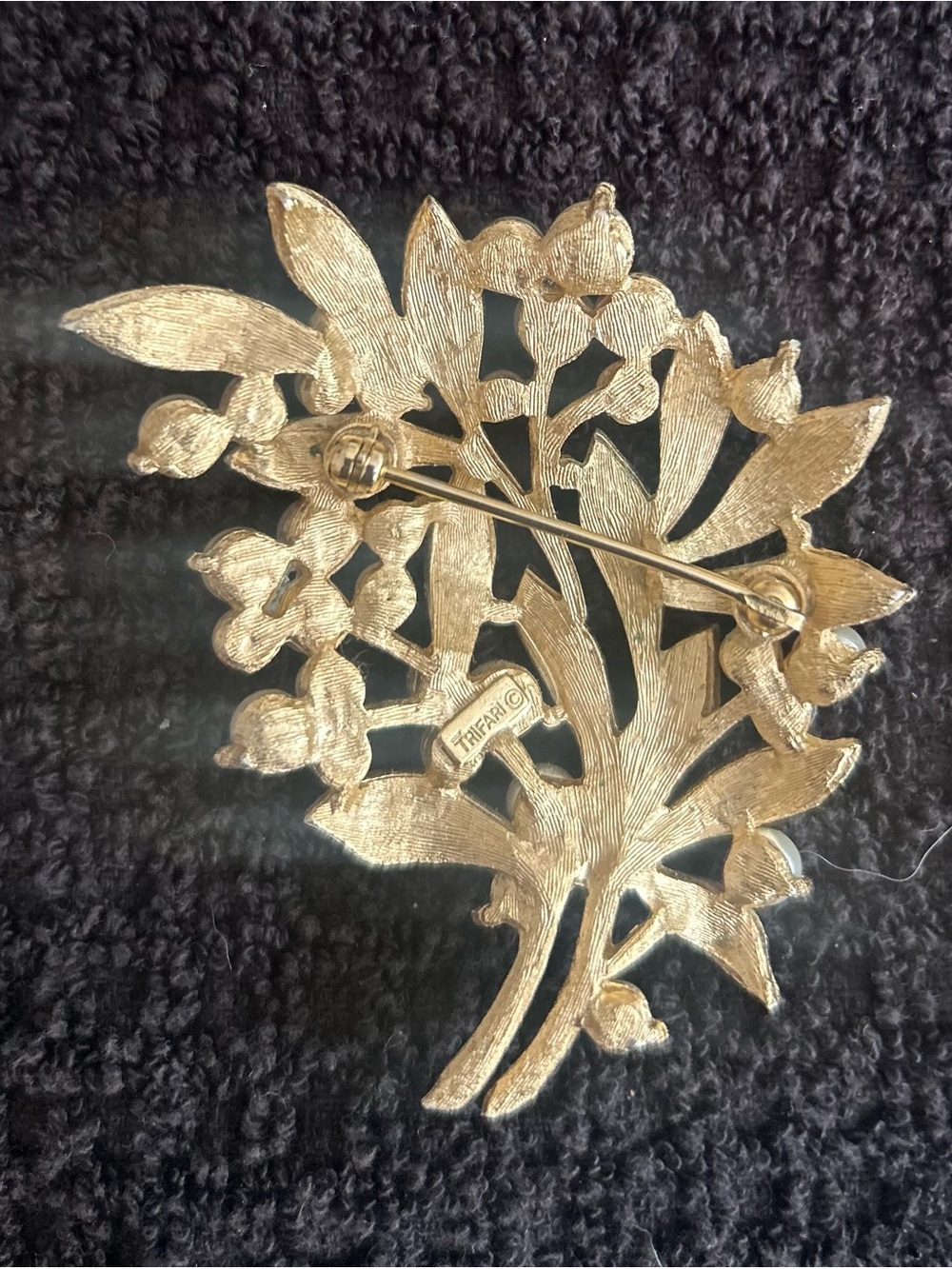 Vintage Trifari Gold Pearl Floral Leaf Brooch - like new. - Picture 3 of 3
